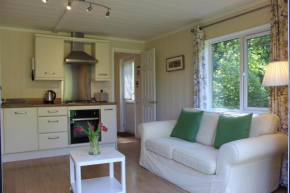 Red Oak Lodge Retreat - Modern Cabin Located in Tranquil Gardens, nearby Beaches